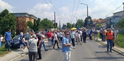 Veliki broj ljudi na protestu pred Tužilaštvom zbog progona branitelja BiH, prozivaju Kajganića