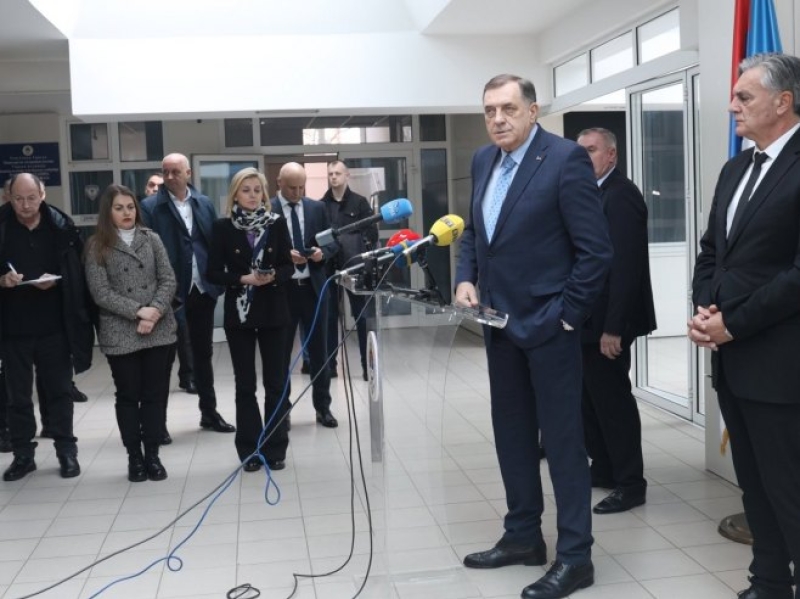 Dodik ulazi u završnicu? Ide Karadžićevim stopama i zadaje "smrtonosne" udarce državi BiH, pročitajte šta je zločinac govorio u Skupštini 1992.