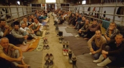 Četnici su pustili izduvne gasove i dim kako bi natjerali logoraše da nasilno izađu na ulazna vrata, a onda ih strijeljali