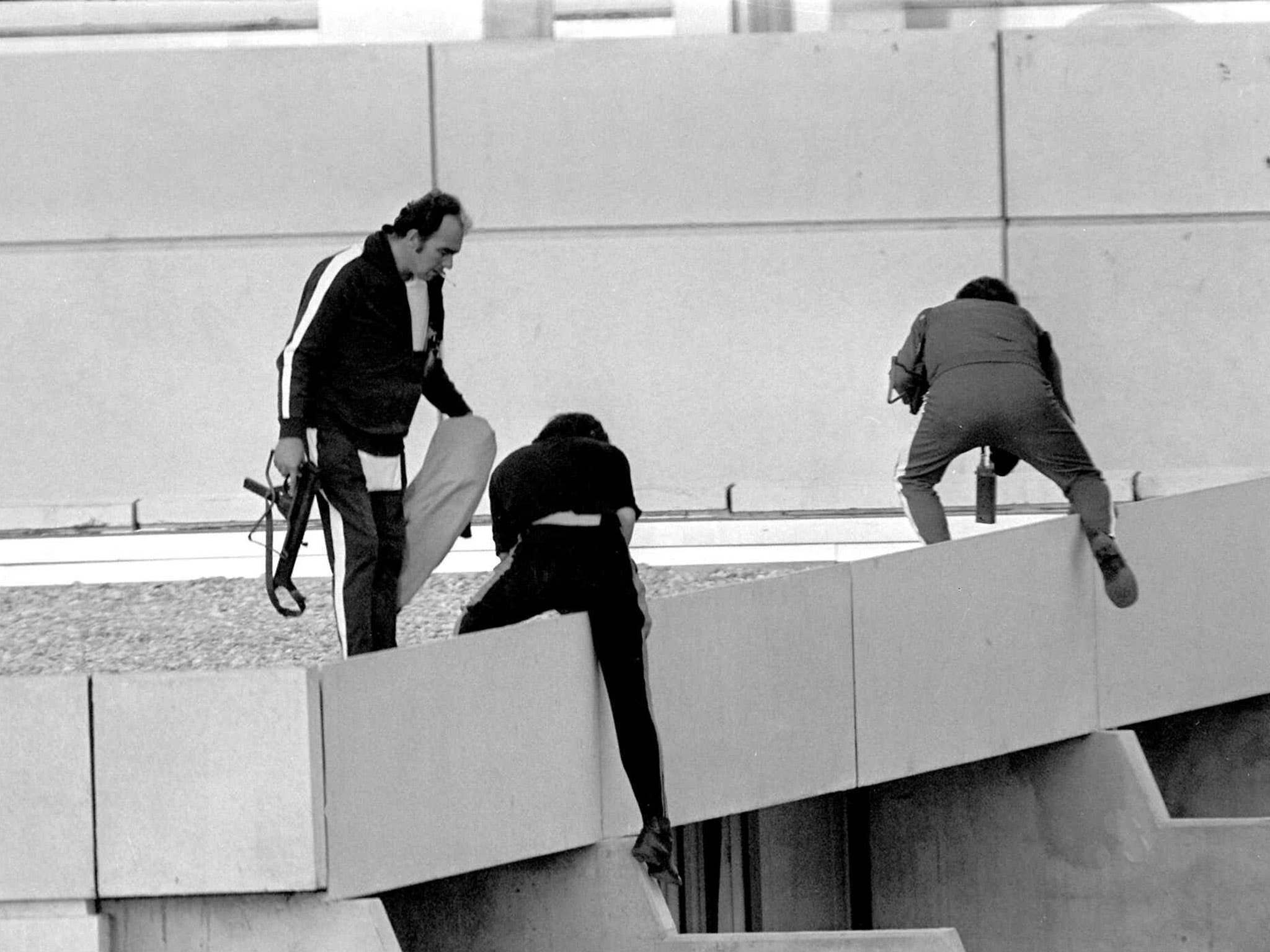 Игры мюнхен 1972. Террористы на Олимпиаде в Мюнхене 1972. Теракт в олимпийской деревне в Мюнхене 1972. Захват заложников на Олимпиаде-72 в Мюнхене.